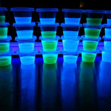 Glowing Jello – Food Coloring in Tonic Water and Vitamin B2