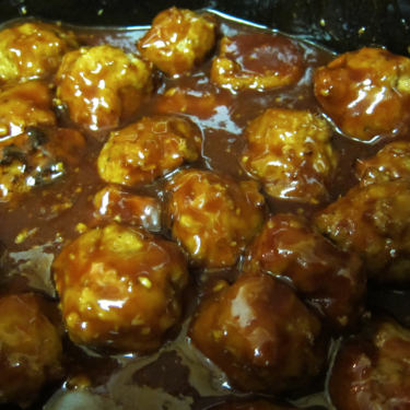 Just a bunch of tasty meatballs hanging out in a crockpot full of honey garlic bbq sauce!